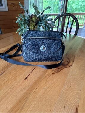 Baggallini Black Floral-Print Crossbody with Silver Turn-Lock